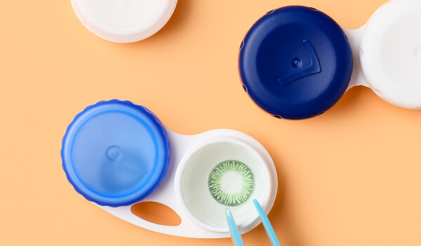 Die Pflege von farbigen Kontaktlinsen